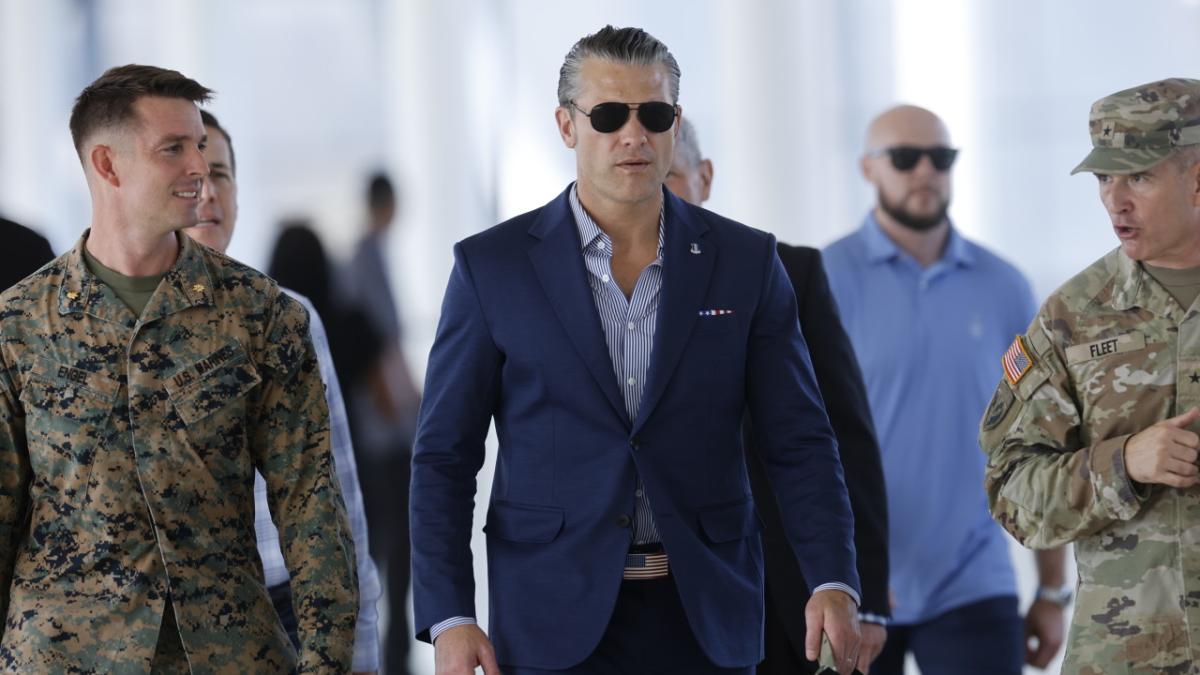 pete hegseth alaturi de militari americani