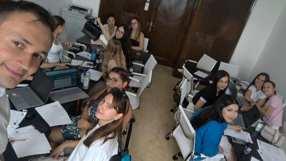 Studenții SNSPA au descoperit tehnica „piramidei inversate”, alături de expertul Bogdan Bolojan