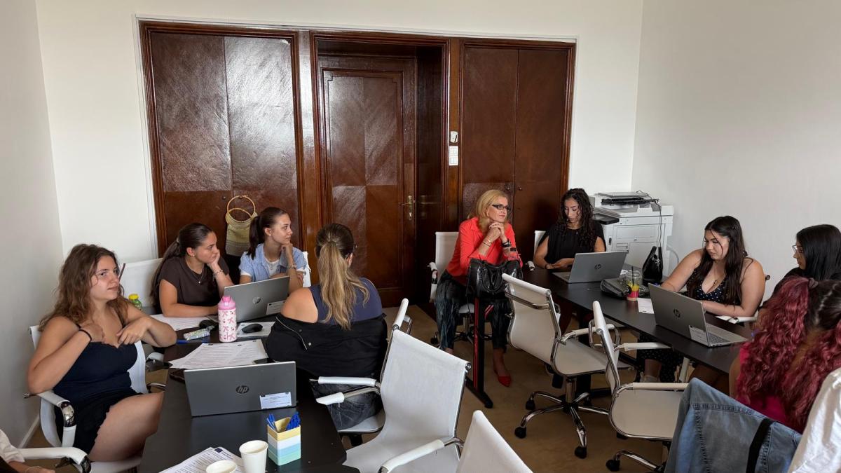 Elisabeta Lipă, întâlnire-surpriză cu studenții SNSPA în redacția DCNews. De la tainele jurnalismului, la lecțiile unui mare campion