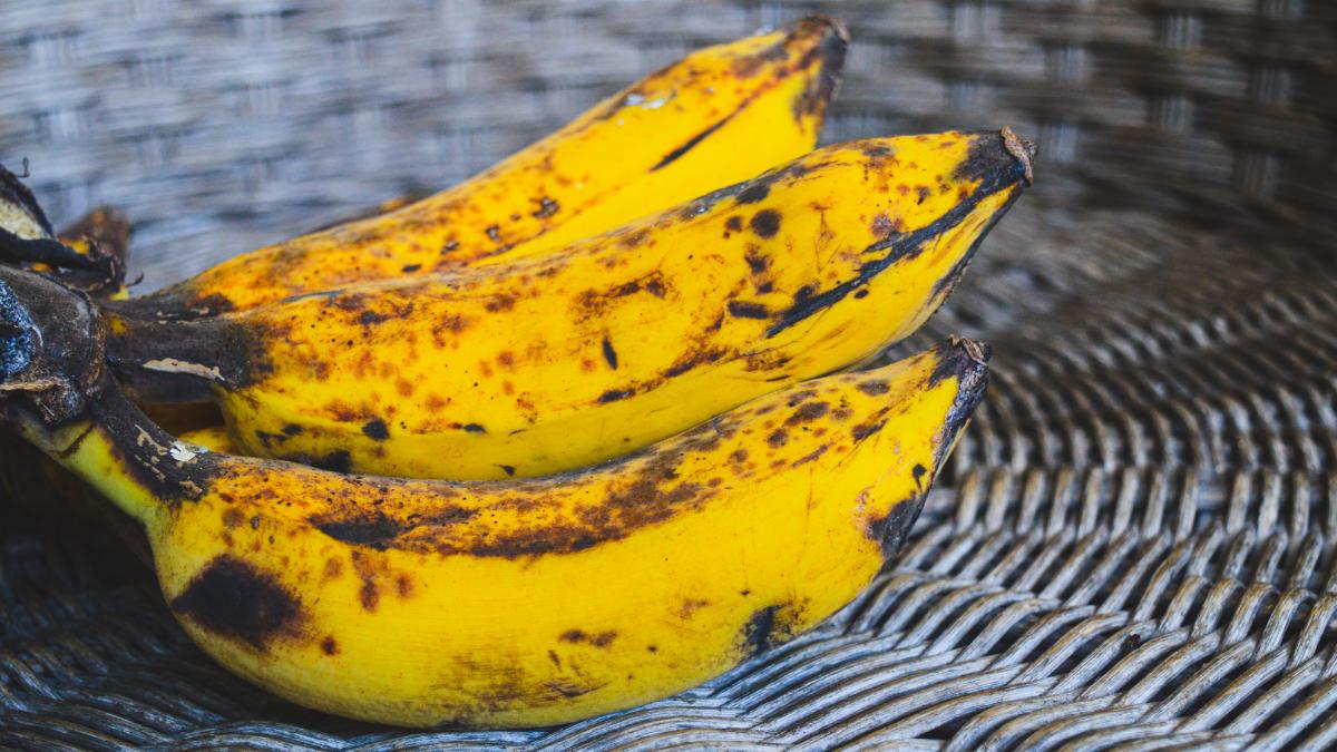 Bananele se înnegresc repede Trucul care le încetinește coacerea. Ai nevoie de un singur lucru din sertarul bucătăriei