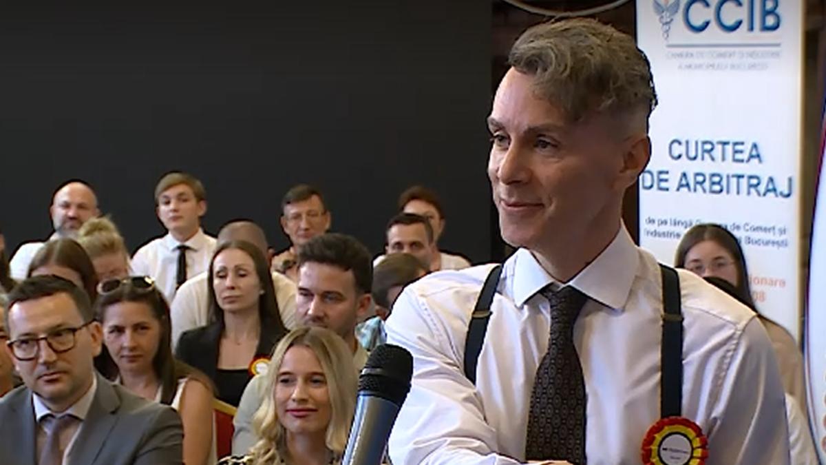 Israelianul Asaf Avidan a devenit cetățean român Unul dintre cei mai cunoscuți cantautori ai lumii și cei doi frați ai săi au depus jurământul de credință