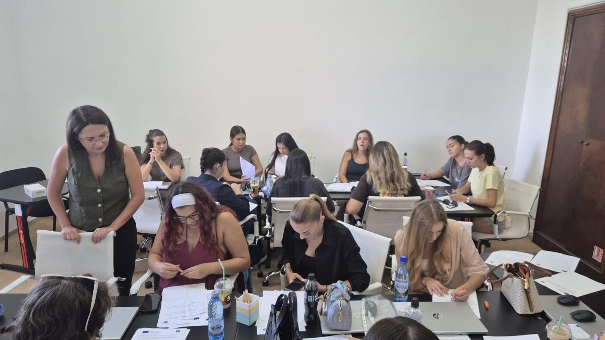 Cum reacționezi când știrea nu așteaptă? Studenții SNSPA, puși la încercare în redacția DCNews