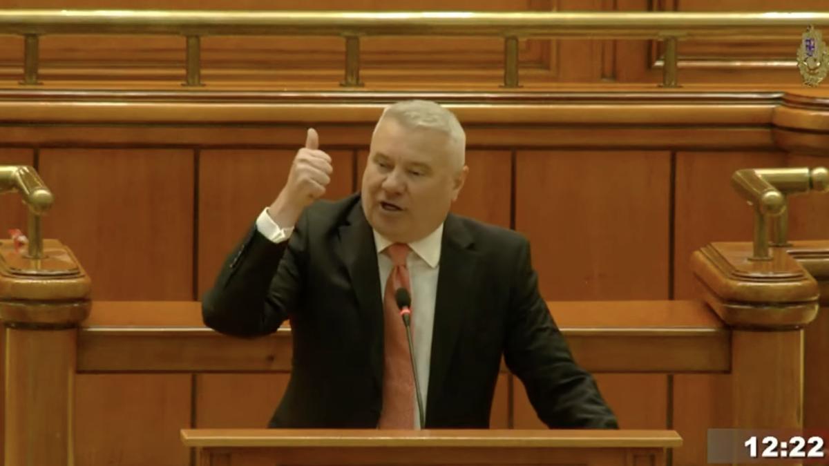 gigel stirbu a publicat o imagine trucata cu grindeanu si simion in pat cncd vorbeste despre o lezare a demnitatii