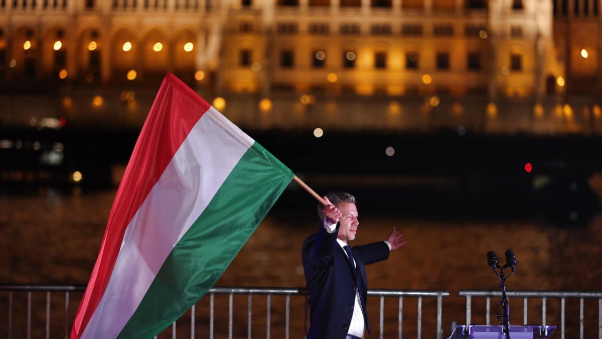 peter magyar cu steagul ungariei in mana