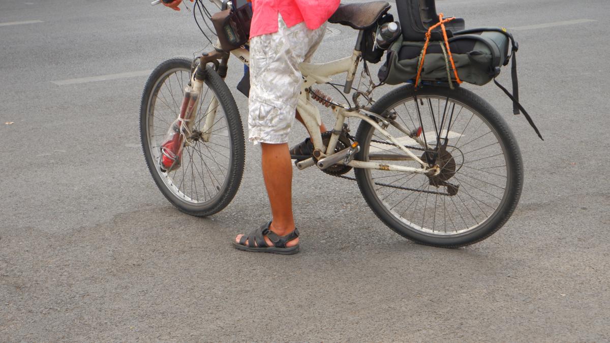 Șoferii din București reclamă o posibilă schemă de înșelăciune în zona Pipera - Aviației Biciclistul cu păpușa (1)
