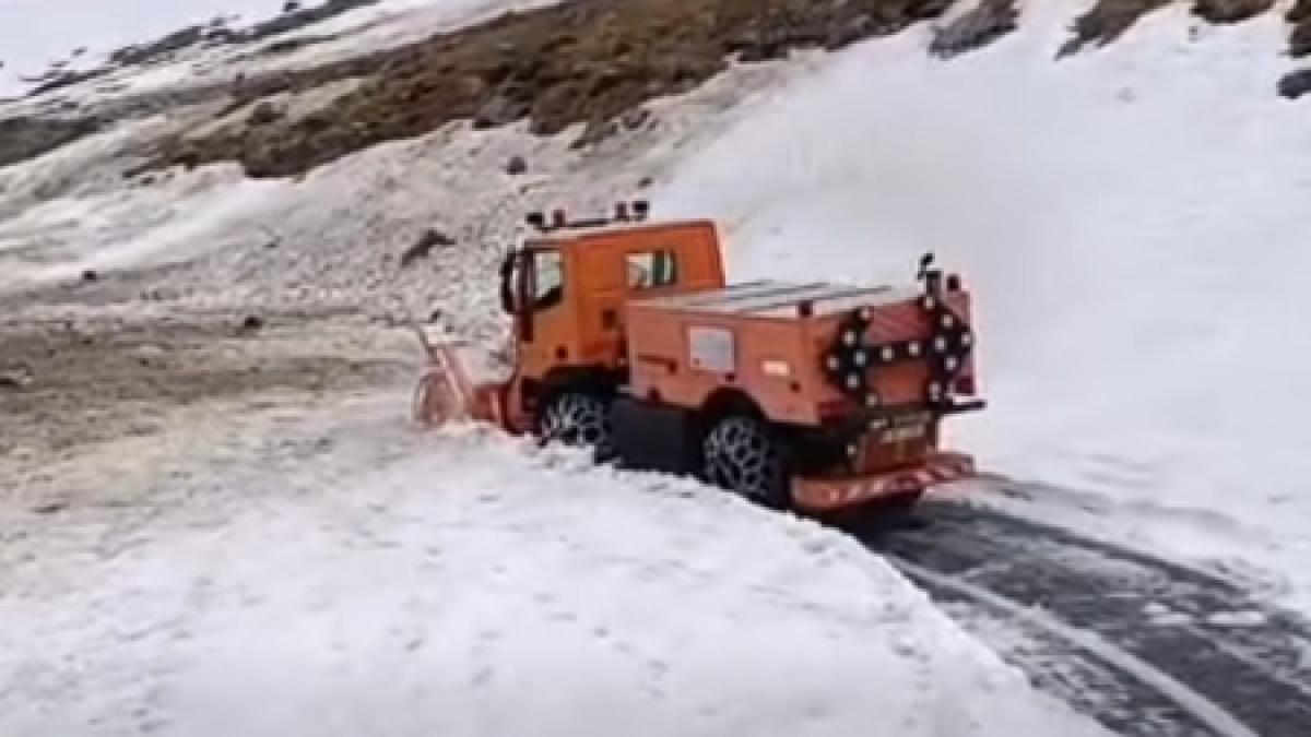 Drumarii luptă cu nămeții pe Transfăgărășan. Ce au găsit echipele sub zăpada de până la trei metri
