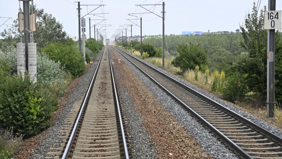 cfr calatori tren sine linii ferate circulatie feroviara