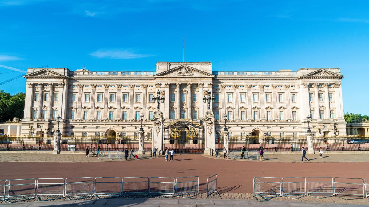 Obiecte vechi de 140 de ani, găsite sub podelele Palatului Buckingham, în timpul lucrărilor de renovare Bilete de pariuri și instrucțiunile secrete ale Reginei Elisabeta a II-a