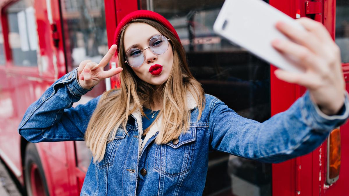 O asistentă medicală s-a căsătorit cu un autobuz și și-a tatuat „soțul” pe corp Structura, culoarea și materialul său mă fascinează