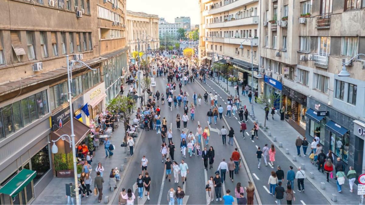 oameni in bucuresti pe strada