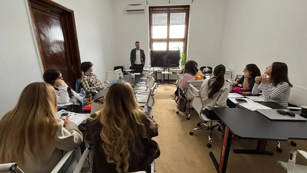 Antreprenor sau angajat? Studenții SNSPA au explorat miturile și realitățile succesului alături de Tudor Curtifan