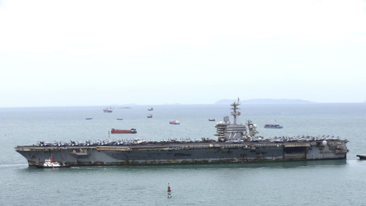 Portavionul nuclear USS Abraham Lincoln al Marinei SUA