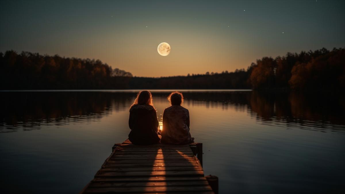 cuplu priveste luna plina