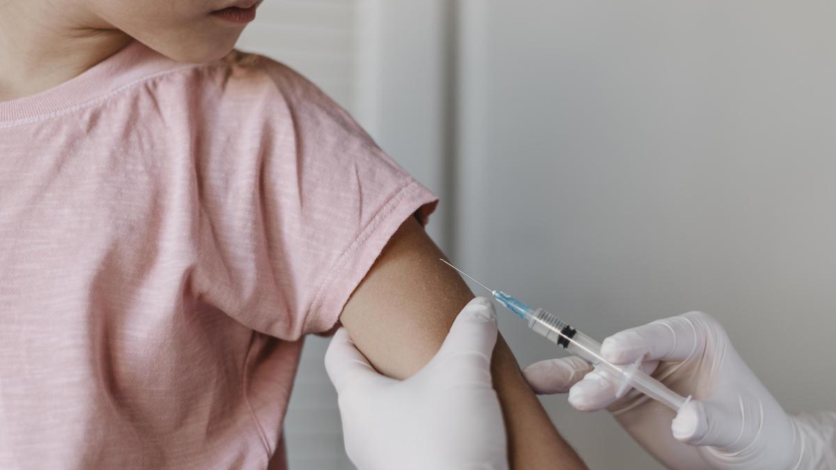 medic care vaccineaza un copil