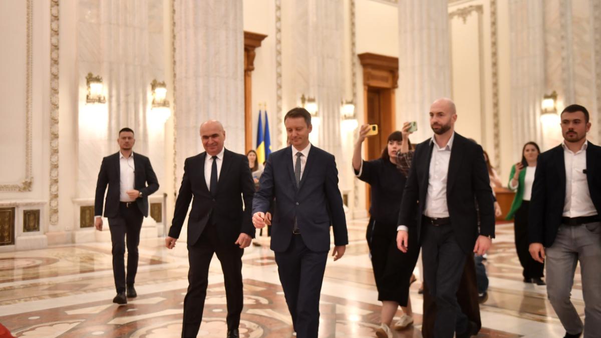 Premierul desemnat, Siegfried Muresan (ctr.), alaturi de liderii PNL, USR si UDMR, la Palatul Parlamentului.
