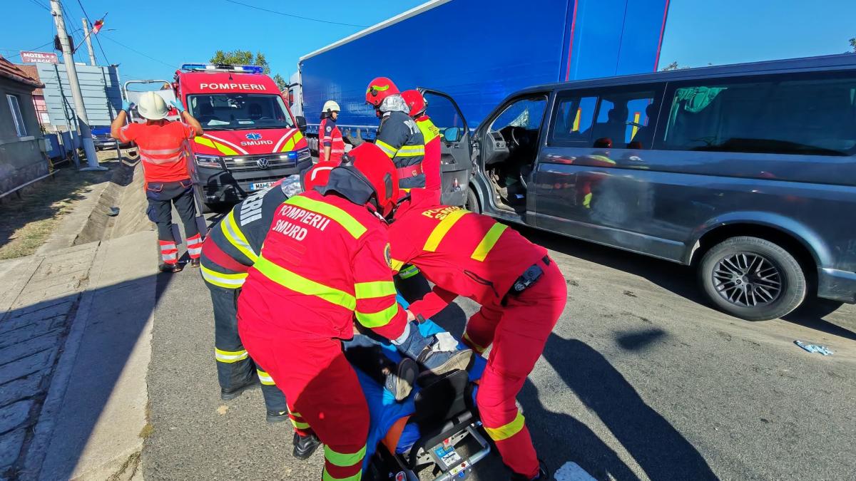 Accident grav cu 9 victime la Băcia Trei persoane au fost rănite după impactul cu un TIR 1