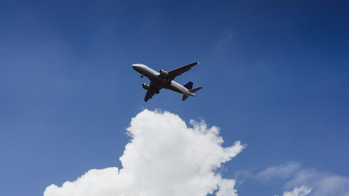imagine cu un avion