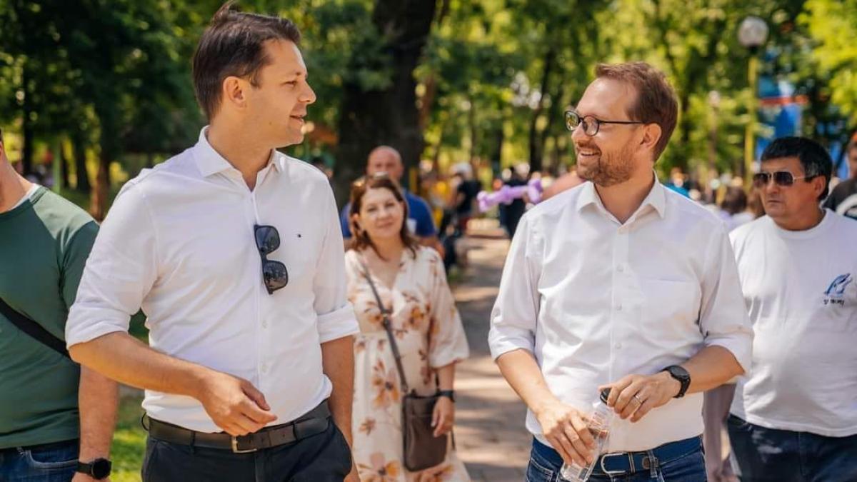Accident înainte de preluarea Primăriei Timișoara. Ruben Lațcău, viceprimarul lui Fritz, ar fi intrat cu mașina într-un tramvai - Surse România TV