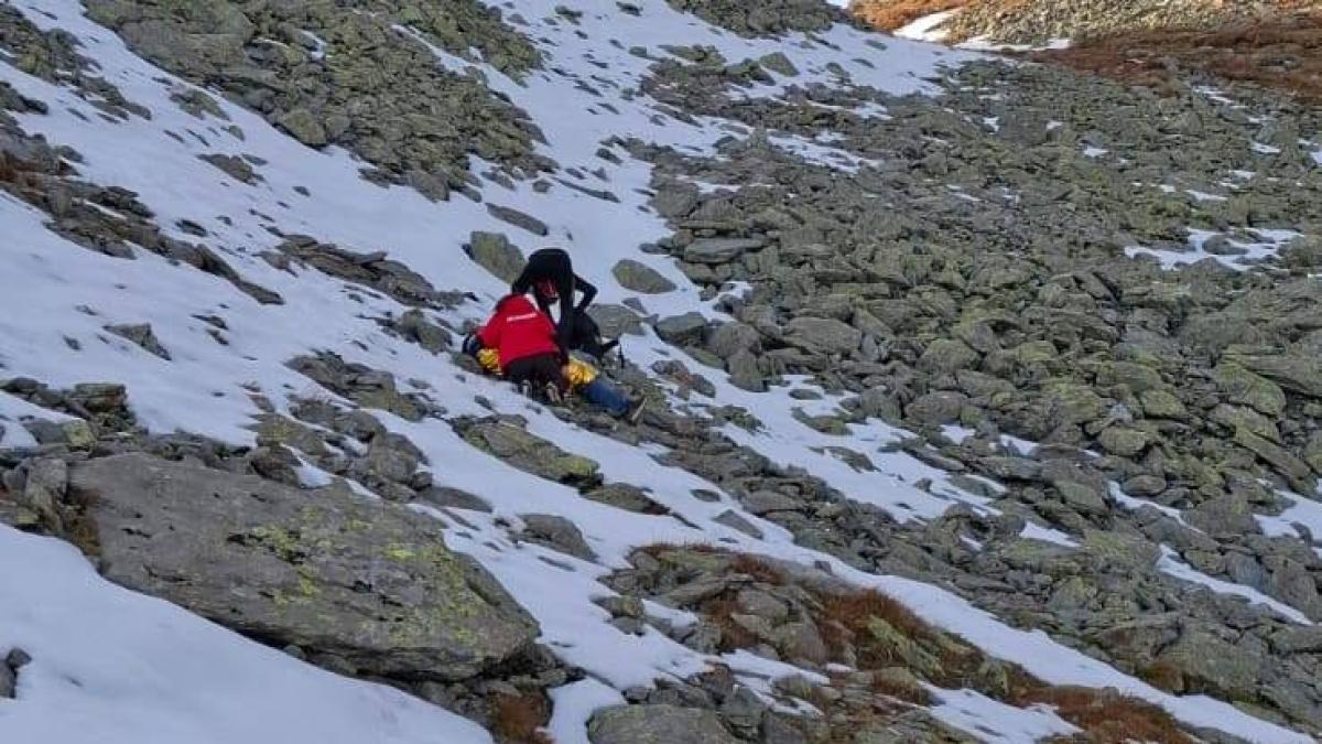 turist din bucuresti mort in muntii fagaras dupa ce a cazut 200 de metri in zona iezerul caprei