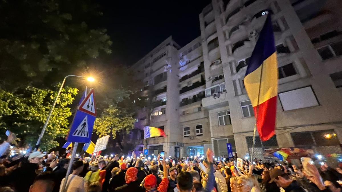 Protestatari pro-Călin Georgescu La Arestul Central în București 