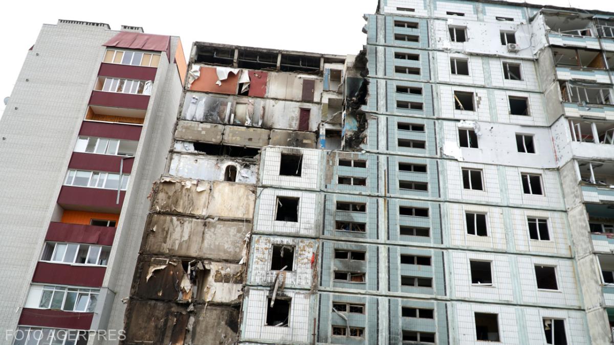 Doua rachete rusesti au lovit, vineri dimineata, un bloc cu noua etaje din centrul orasului Uman, provocand moartea a 23 de persoane, dintre care sase copii.