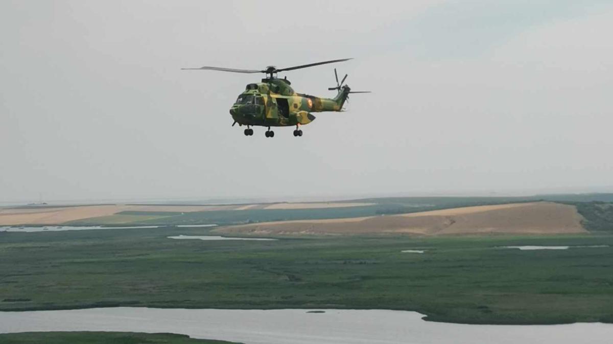 aeronavă C-27J Spartan sau cu un elicopter IAR 330 PUMA