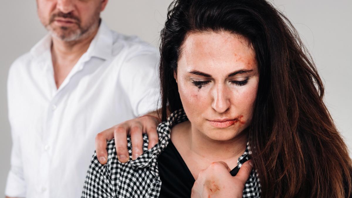Cornelia n-a vrut să-și facă fetele de rușine și a plătit cu viața în fața soțului violent Psihologul Bogdan Cotigă explică la DC News ce boală colectivă macină societatea
