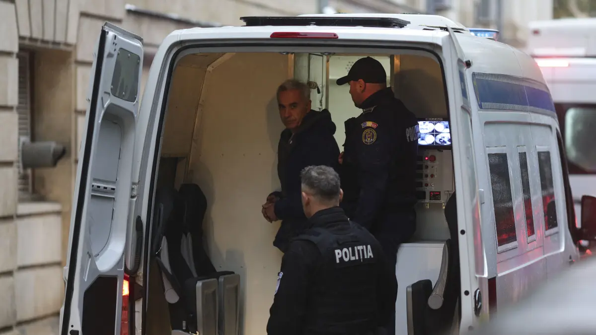 Calin Georgescu este escortat de politisti in sediul Curtii de Apel Bucuresti, 23 octombrie 2026.

Inquam Photos / Octav Ganea