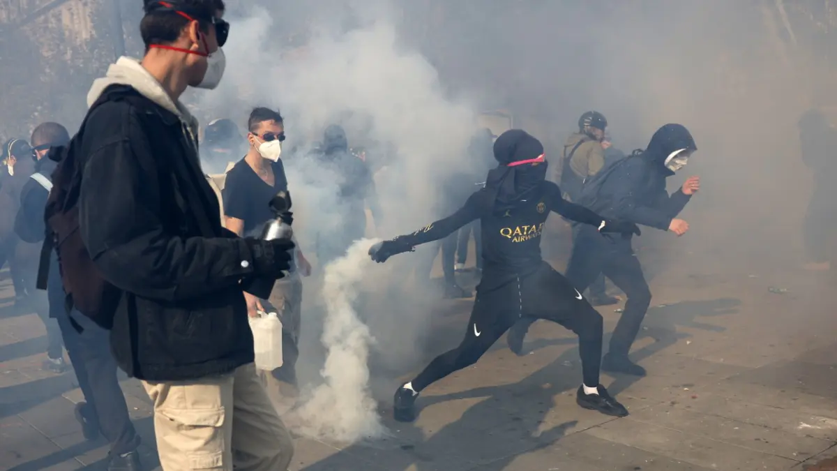 Proteste masive în Franța, sâmbătă. De frică, parizienii și-au cumpărat ...