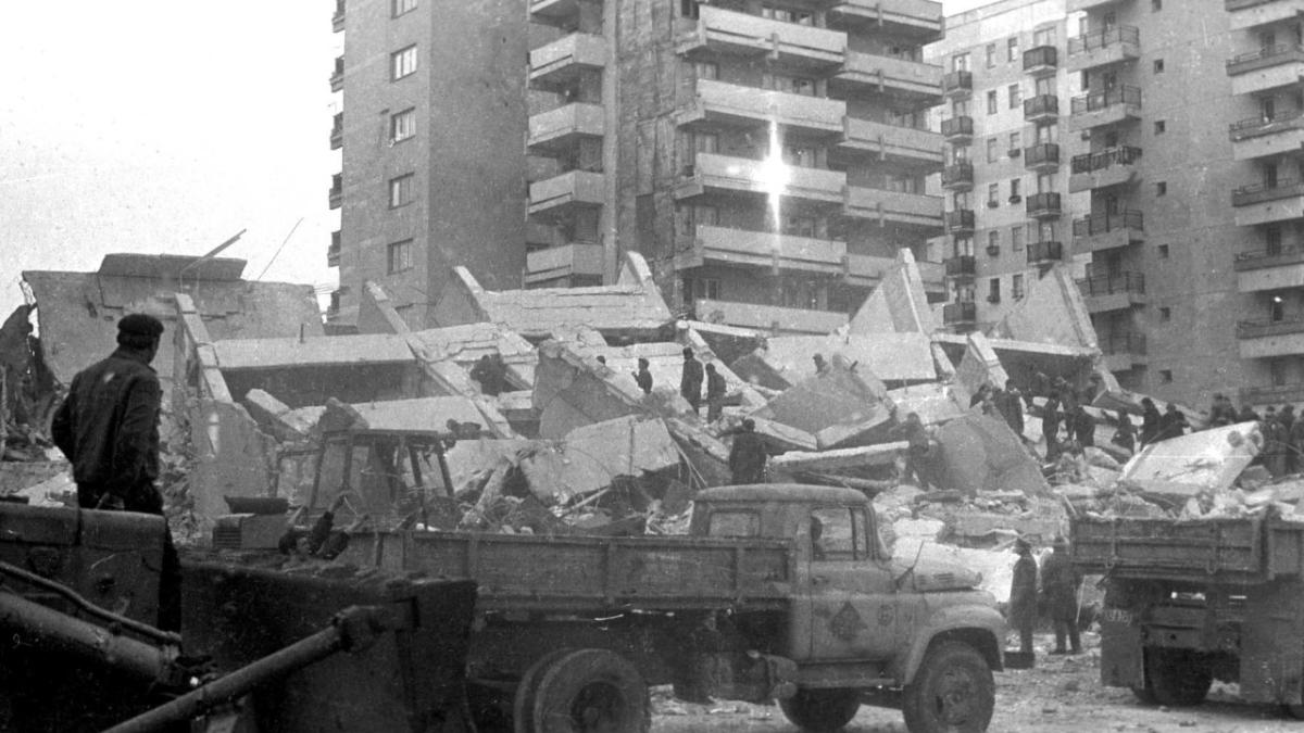 alerta de la od3 readuce in atentie tragedia de la od16 blocul din militari prabusit la cutremurul din 1977 galerie foto