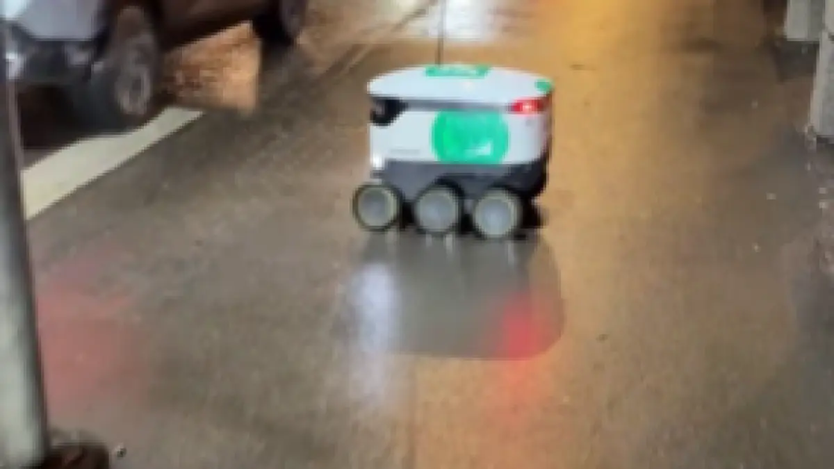 Un robot de livrări a provocat un accident de autobuz cu 9 răniți în Estonia, apoi a fugit Pur şi simplu a plecat după coliziune