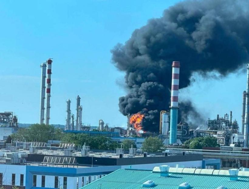 explozie-urmat-de-incendiu-la-o-rafin-rie-mol-din-ungaria-un-mort-i-mai-mul-i-r-ni-i