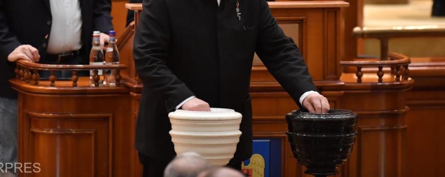 Vot în Parlament pentru moțiunea de cenzură. Sursa foto: Agerpres