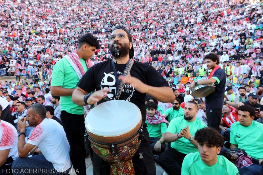 Fanii echipei naționale ale Iordaniei urmărind meciul contra Algeriei la CM 2026. Sursa foto: Agerpres