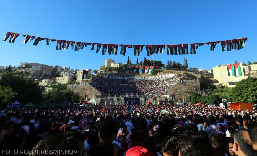 Fanii echipei naționale ale Iordaniei urmărind meciul contra Algeriei la CM 2026. Sursa foto: Agerpres