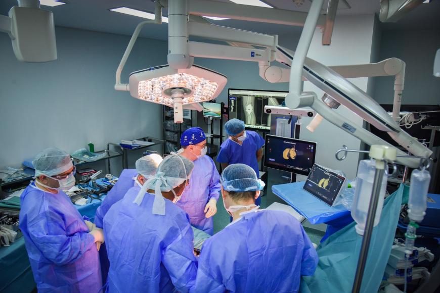 Artroplastie robotică de revizie a genunchiului, realizată în premieră în România / foto