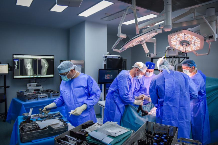 Artroplastie robotică de revizie a genunchiului, realizată în premieră în România / foto