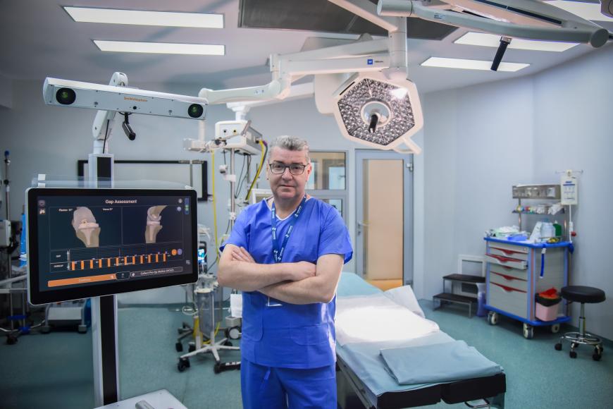 Artroplastie robotică de revizie a genunchiului, realizată în premieră în România / foto