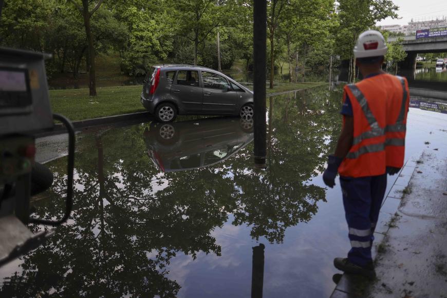 Urmări ale codului roșu de ploi și vânt cu intensitate crescută în zona Poligrafiei din București, 1 iulie 2026. Inquam Photos / Octav Ganea