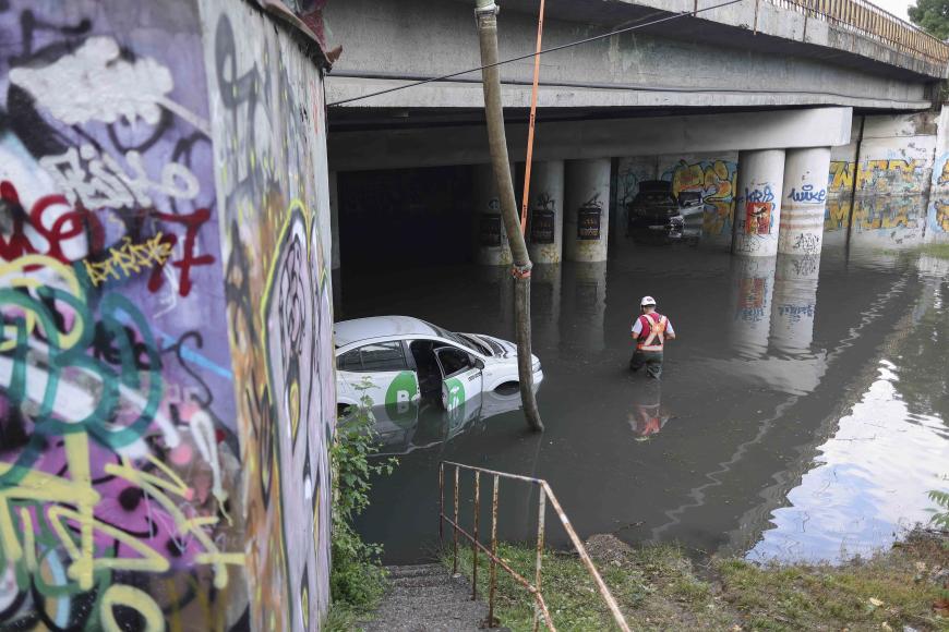 Urmări ale codului roșu de ploi și vânt cu intensitate crescută în zona Poligrafiei din București, 1 iulie 2026. Inquam Photos / Octav Ganea