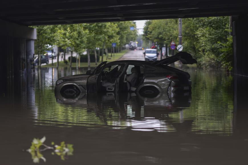 Urmări ale codului roșu de ploi și vânt cu intensitate crescută în zona Poligrafiei din București, 1 iulie 2026. Inquam Photos / Octav Ganea