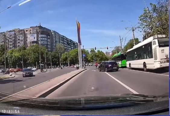 Semafor verde intermitent. Cine, cum şi când are prioritate. Titi Aur a explicat pentru toţi şoferii 