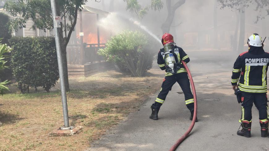 Misiune de foc pentru pompierii români în Franța. Peste 150 de butelii GPL, evacuate din calea flăcărilor