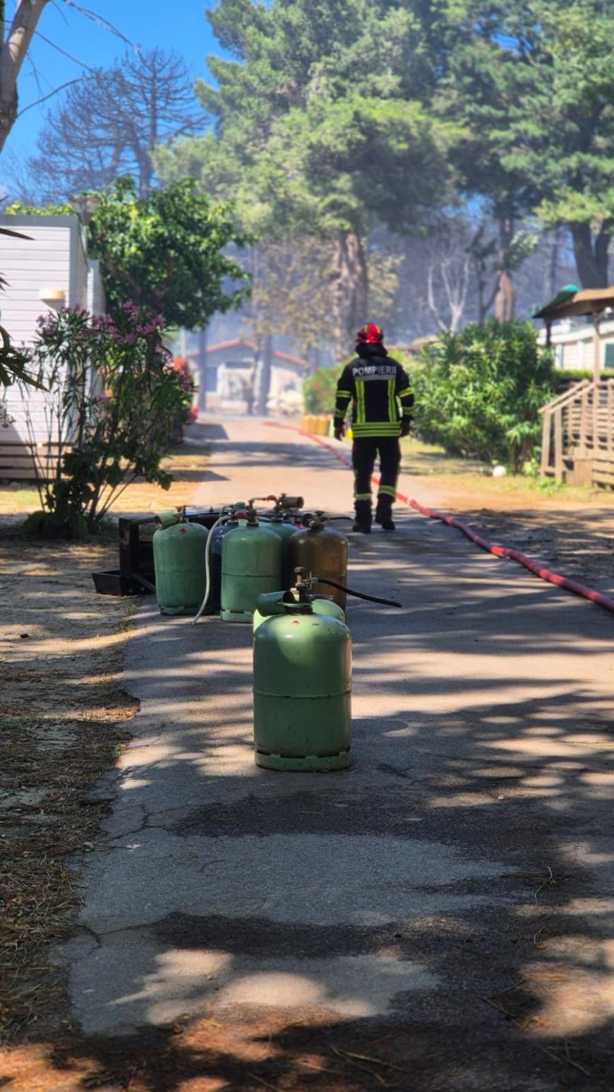 Misiune de foc pentru pompierii români în Franța. Peste 150 de butelii GPL, evacuate din calea flăcărilor