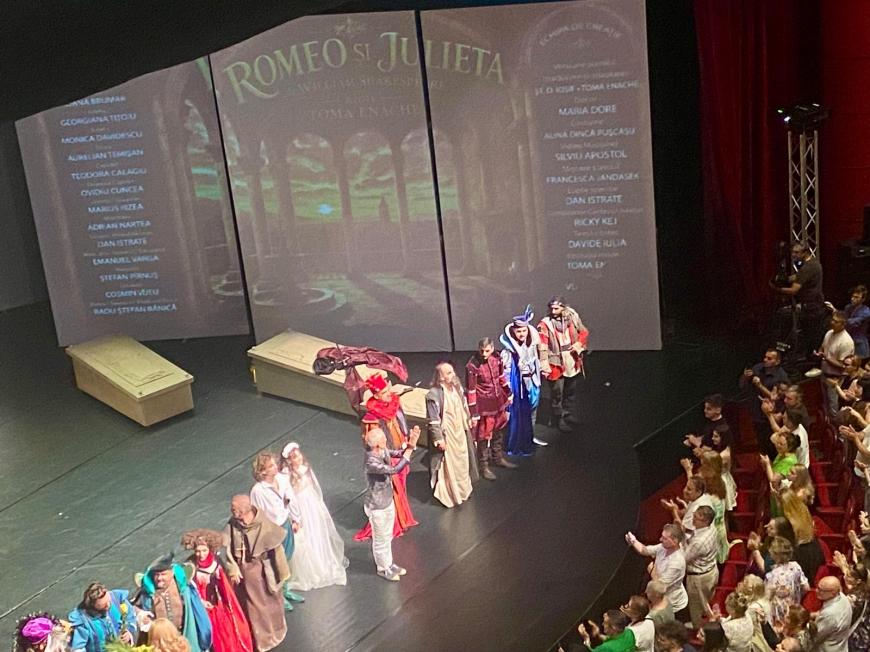 Piesa „Romeo și Julieta”, așa cum nu ai mai văzut-o. Pariul câștigat de Toma Enache