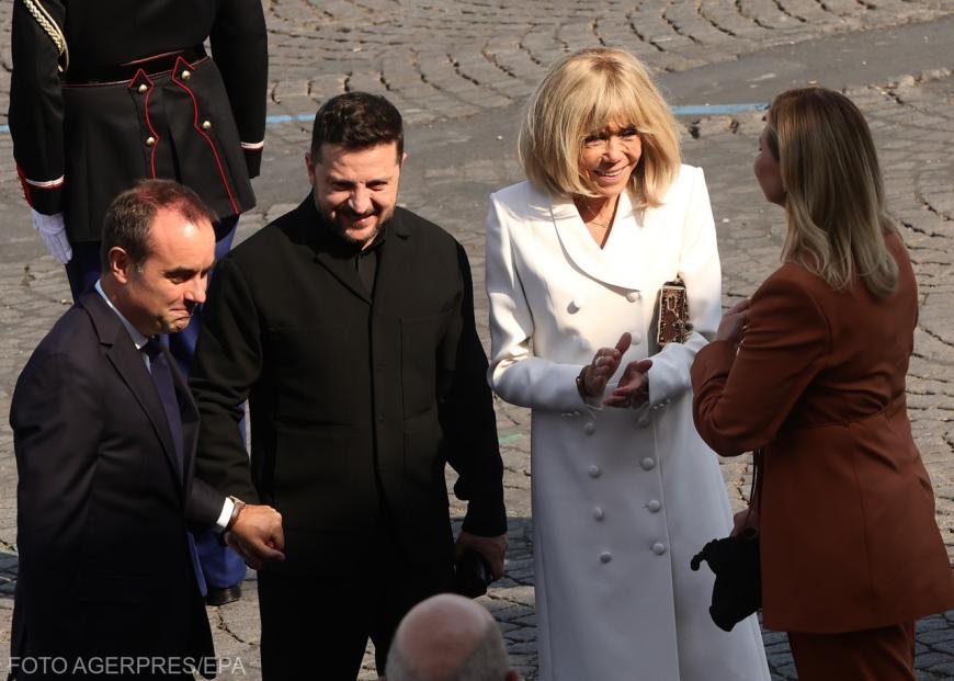 De la stânga la dreapta: Sebastien Lecornu, premierul francez, președintele ucrainean Volodimir Zelenski, prima doamnă franceză Brigitte Macron, Olena Zelenski, soția lui Volodimir Zelenski. Sursa foto: Agerpres
