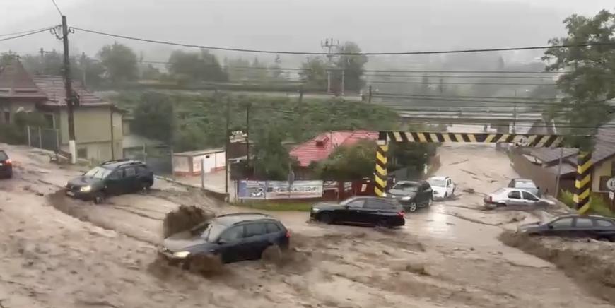 Inundații la Bușteni după o ploaie torențială. Mașini luate de viitură. Update 