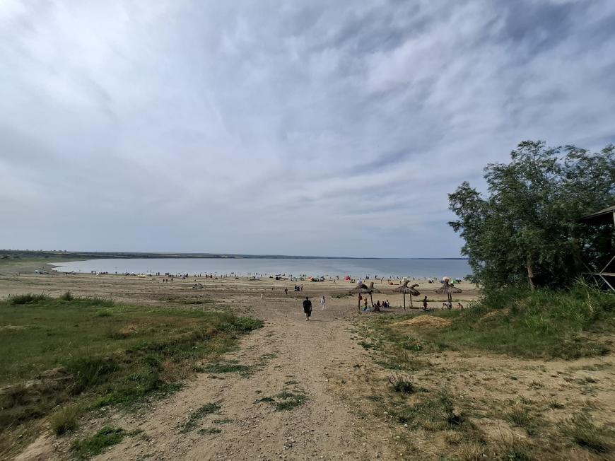 REPORTAJ DC NEWS | „Marea Nordului”, colțul de paradis din România cu apă limpede, nisip fin și prețuri mici: O atmosferă care amintește de litoralul de altădată / video