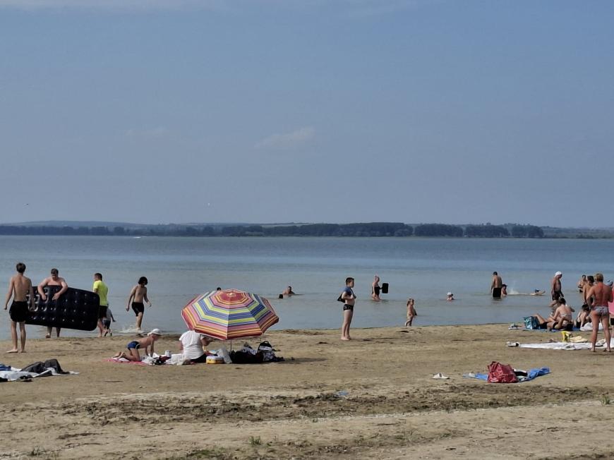 REPORTAJ DC NEWS | „Marea Nordului”, colțul de paradis din România cu apă limpede, nisip fin și prețuri mici: O atmosferă care amintește de litoralul de altădată / video