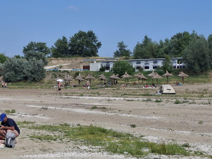 REPORTAJ DC NEWS | „Marea Nordului”, colțul de paradis din România cu apă limpede, nisip fin și prețuri mici: O atmosferă care amintește de litoralul de altădată / video